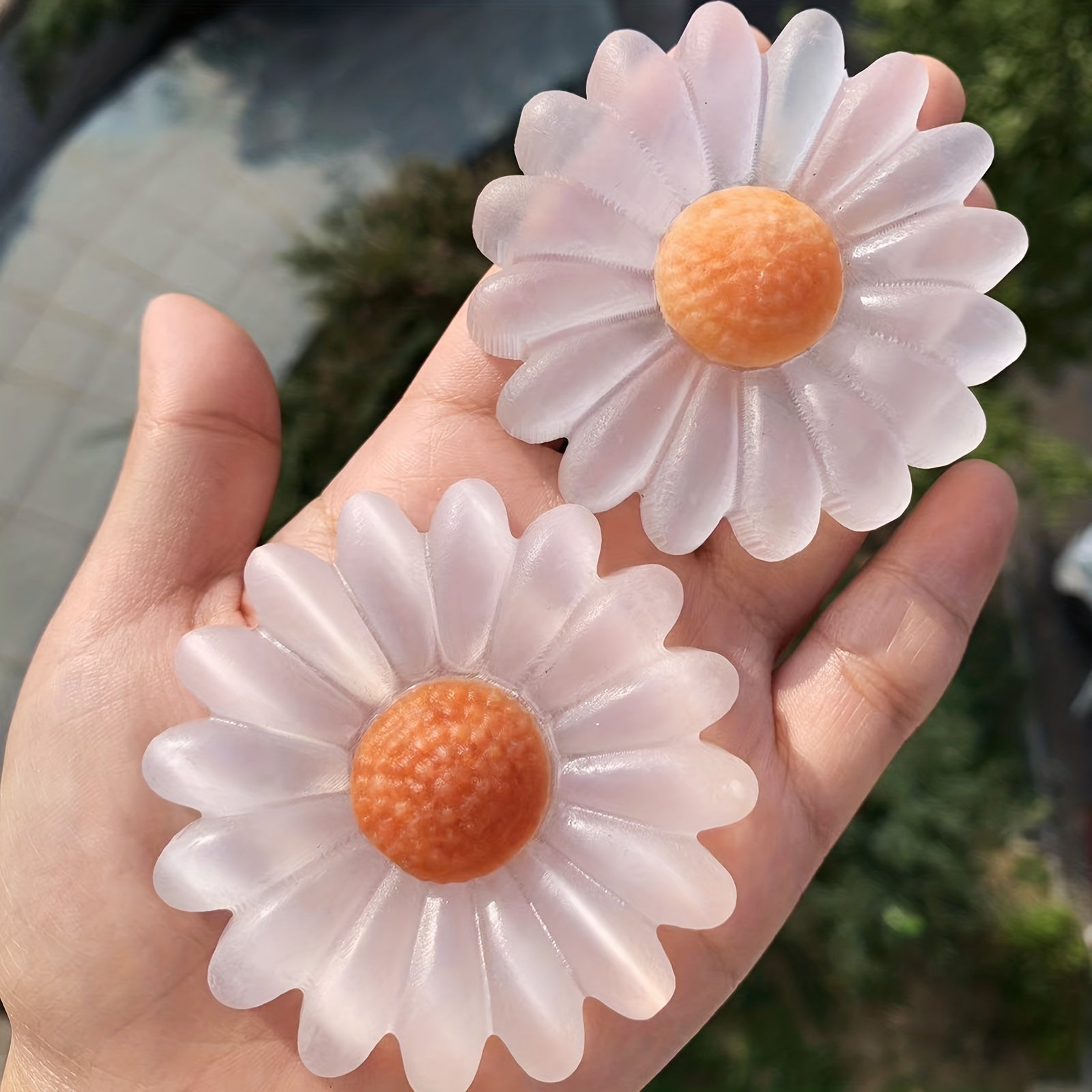 1PC Natural Crystal Transparent Gypsum Daisy Carving Pieces Hand Carved Nitrite Gypsum Flower Handicraft Ornaments