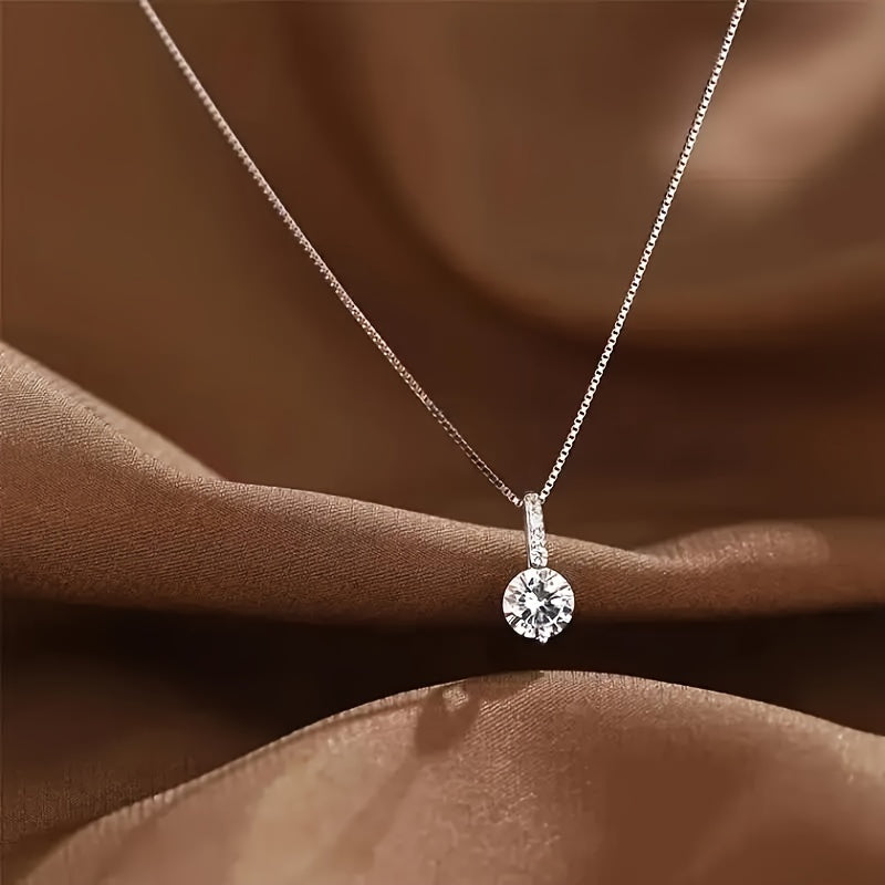 Sparkling, elegant and lovely droplet shaped pendant necklace, fashionable, classic and multifunctional Women's plated collarbone chain
