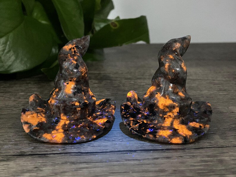 Happy Halloween！！！2'' Hand carved Yooperlite witch hat！Natural Hand carved，Halloween gift，Crystal witch hat，“Trick or Treat”