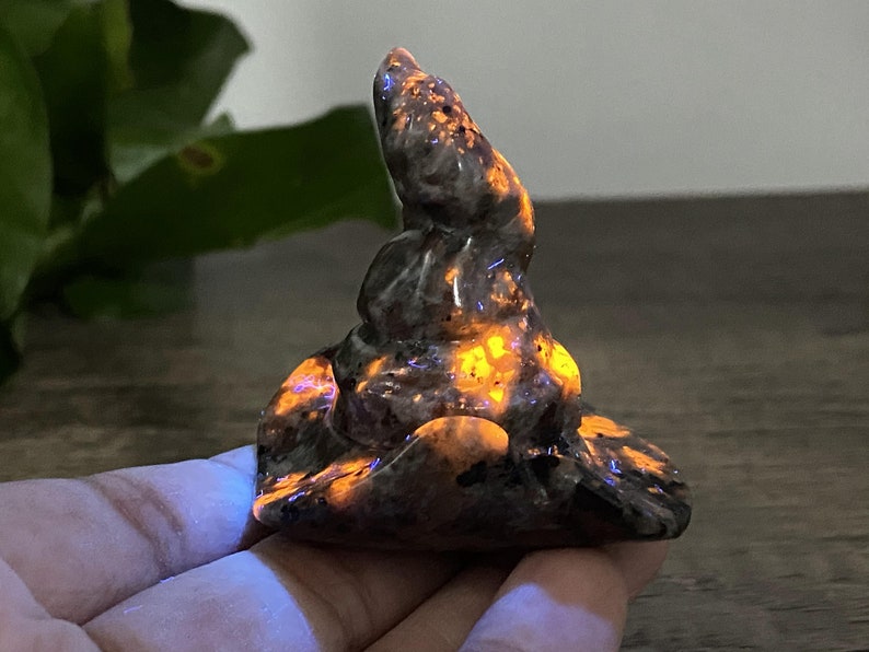 Happy Halloween！！！2'' Hand carved Yooperlite witch hat！Natural Hand carved，Halloween gift，Crystal witch hat，“Trick or Treat”