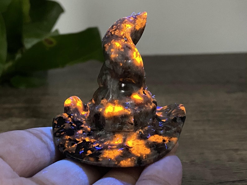 Happy Halloween！！！2'' Hand carved Yooperlite witch hat！Natural Hand carved，Halloween gift，Crystal witch hat，“Trick or Treat”