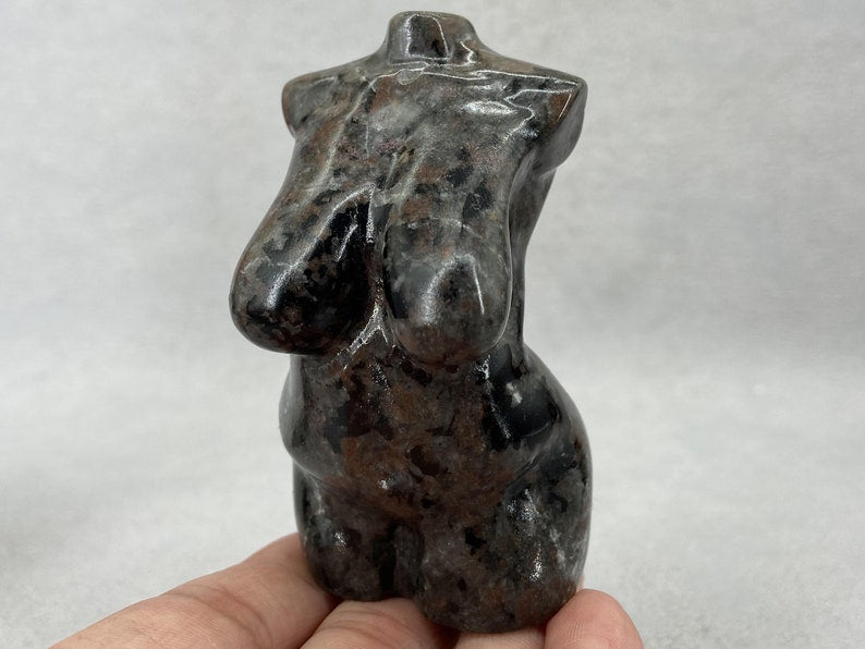 2.5'' Natural Hand carved Yooperlite skull，Yooperlite Plump Beauty，Crystal woman，Crystal goddess，Yoga Goddess，Quartz Crystal，Crystal Healing