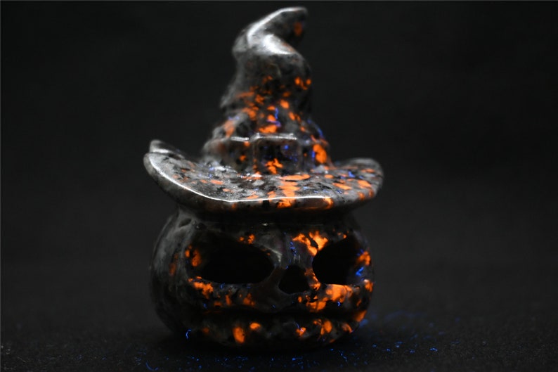 3'' Natural Hand carved Yooperlite skull，Yooperlite pumpkin，crystal skull，quartz crystal，crystal pumpkin Flurescent lamp（USB port）
