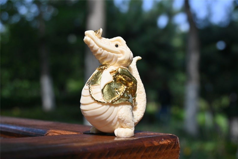 2.6'' Natural Carved Tagua Nut Crocodile，Birthday gift，Carved crocodile，Crystal cat，Quartz crystal，Crystal ornament，Crystal healing 1PC