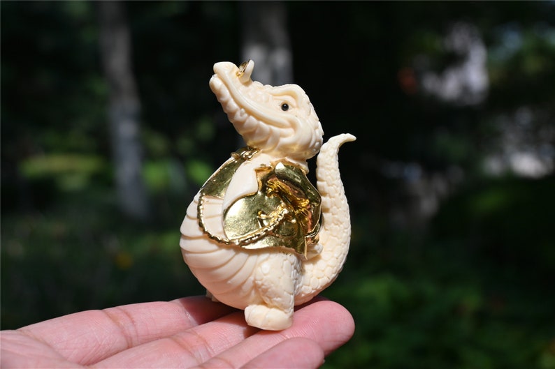 2.6'' Natural Carved Tagua Nut Crocodile，Birthday gift，Carved crocodile，Crystal cat，Quartz crystal，Crystal ornament，Crystal healing 1PC