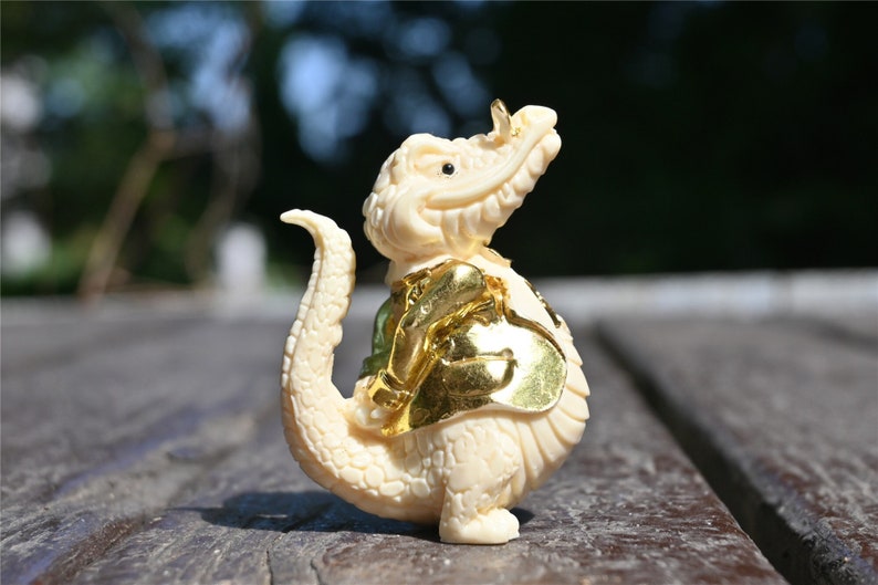 2.6'' Natural Carved Tagua Nut Crocodile，Birthday gift，Carved crocodile，Crystal cat，Quartz crystal，Crystal ornament，Crystal healing 1PC