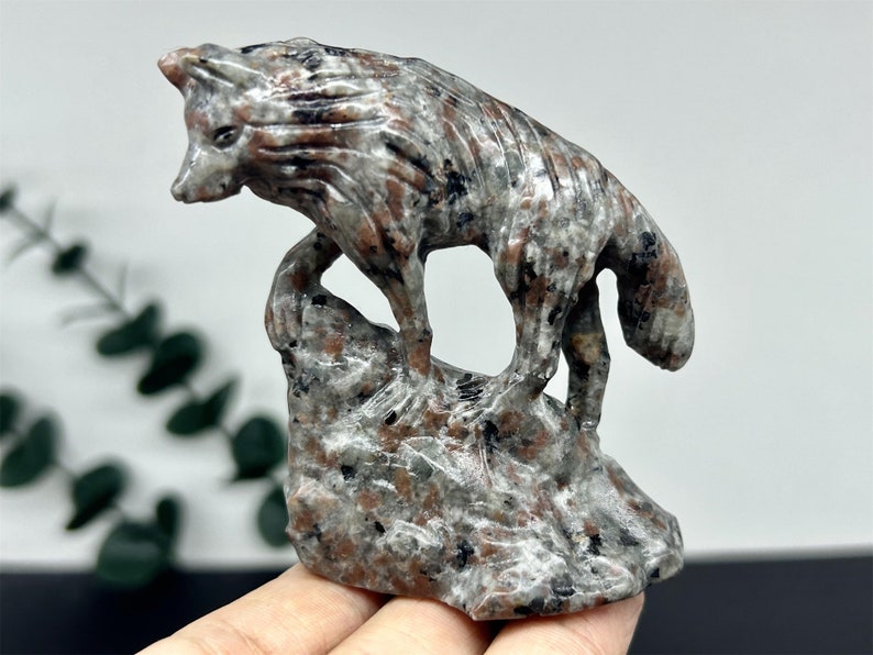 2.8" Natural Yooperlite Wolf,Quartz Crystal Carved Wolf,wolf Carving,Reiki Healing,Home Decoration,Christmas Gifts 1PC