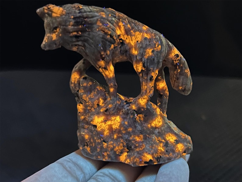 2.8" Natural Yooperlite Wolf,Quartz Crystal Carved Wolf,wolf Carving,Reiki Healing,Home Decoration,Christmas Gifts 1PC