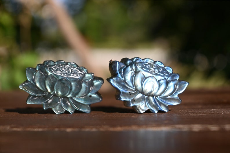 1.3'' Hand carved Natural Labradorite Lotus , Quartz Crystal，Chakra Reiki healing，Crystal Lotus，Crystal gift，Crystal ornament 1PC