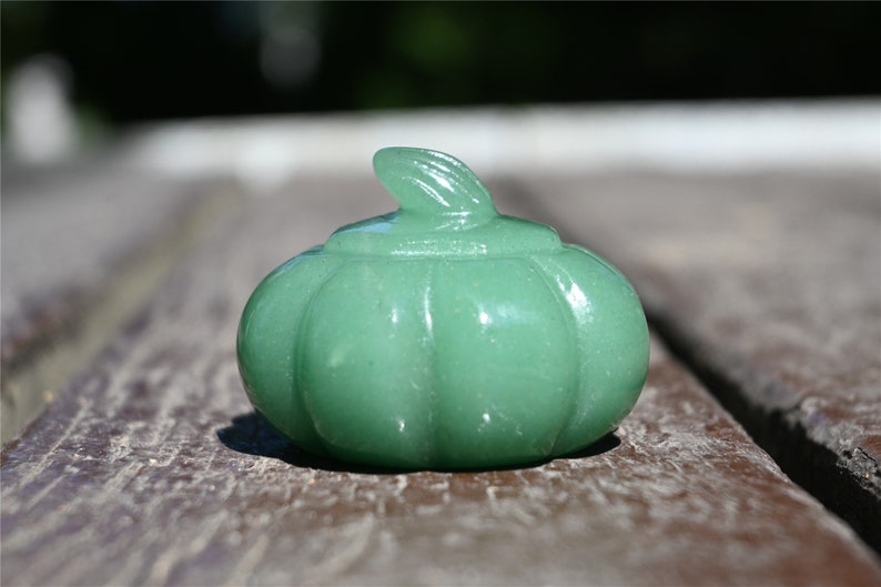 1.9'' Natural Aventurine pumpkin，Hand Carved Pumpkin Skull，Crystal Healing，Home Decoration，Halloween Gifts，Crystal Carving，Crystal Gifts 1PC