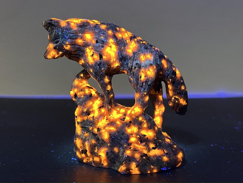 3" Natural Yooperlite Carved Wolf,Crystal Carved Wolf,wolf Carving,Wolf Statue，Reiki Healing,Home decoration,Christmas Gifts 1PC