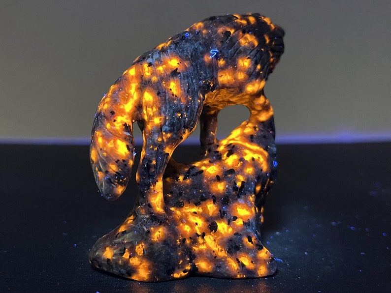 3" Natural Yooperlite Carved Wolf,Crystal Carved Wolf,wolf Carving,Wolf Statue，Reiki Healing,Home decoration,Christmas Gifts 1PC