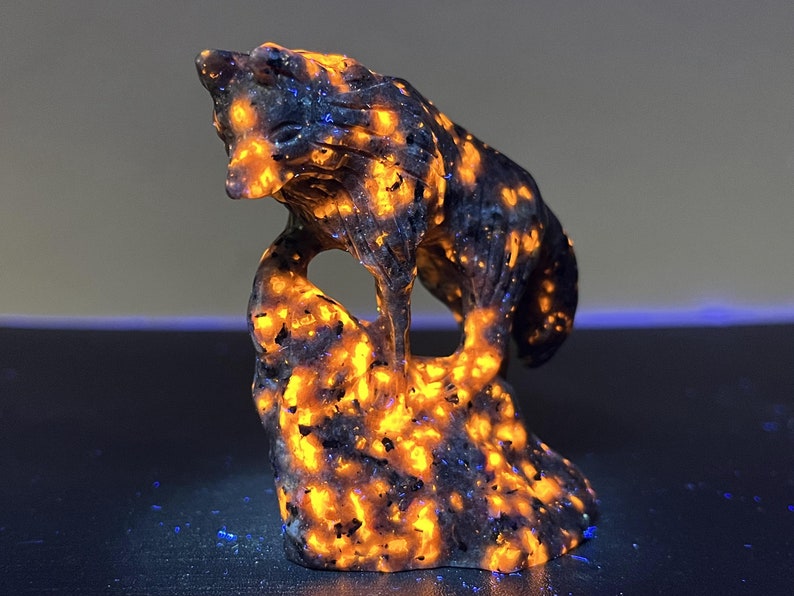 3" Natural Yooperlite Carved Wolf,Crystal Carved Wolf,wolf Carving,Wolf Statue，Reiki Healing,Home decoration,Christmas Gifts 1PC