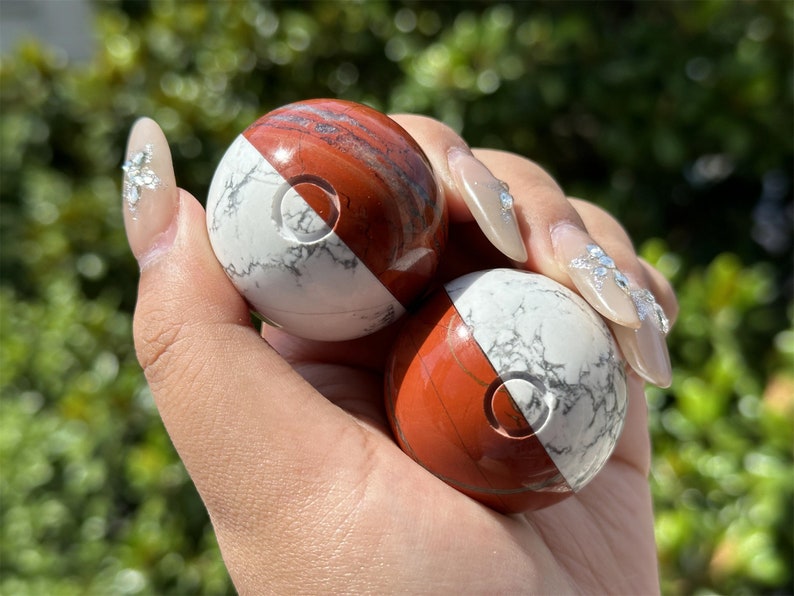 4CM+ Natural Red Jasper Howlite Hand Carved Pokéball,Crystal quartz Elf,Ball Carving,Energy crystal,Reiki healing,Home Decor,Crystal gift