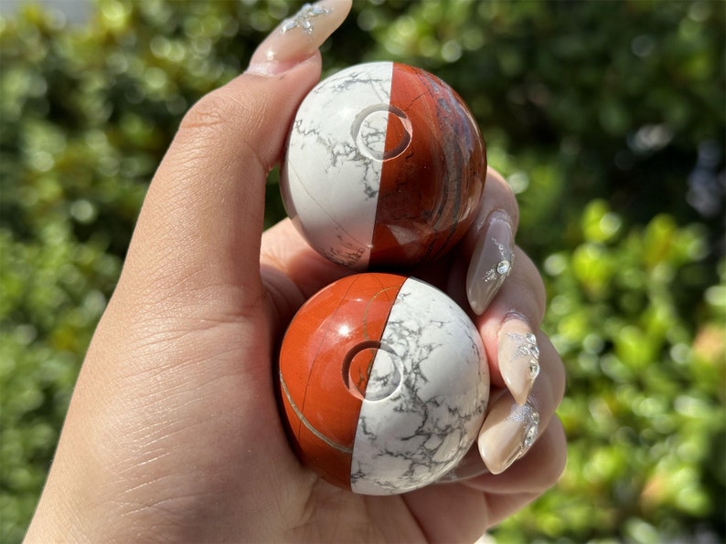 4CM+ Natural Red Jasper Howlite Hand Carved Pokéball,Crystal quartz Elf,Ball Carving,Energy crystal,Reiki healing,Home Decor,Crystal gift