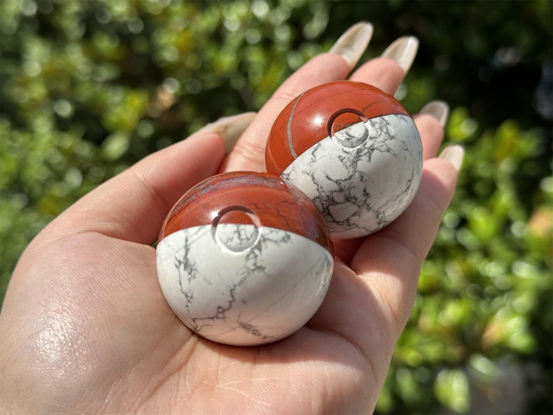 4CM+ Natural Red Jasper Howlite Hand Carved Pokéball,Crystal quartz Elf,Ball Carving,Energy crystal,Reiki healing,Home Decor,Crystal gift