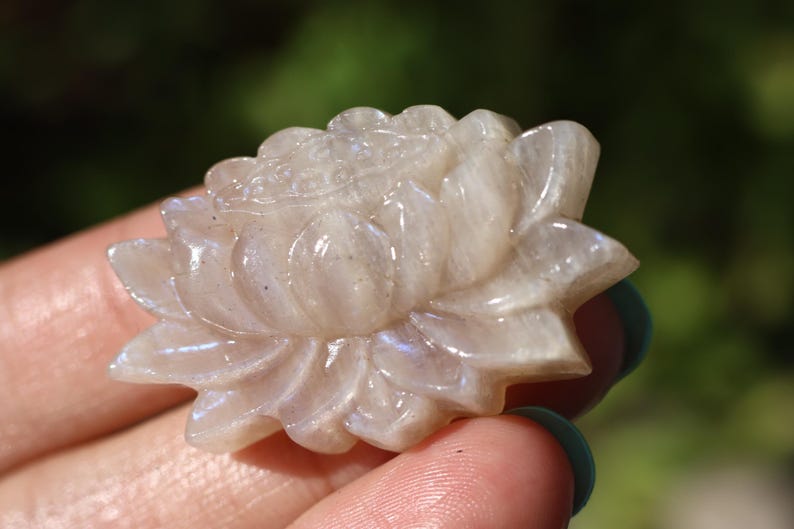 1.5" Natural moonstone Lotus , Quartz Crystal Carved,Crystal Heal Reiki, Home decoration, Crystal Gifts