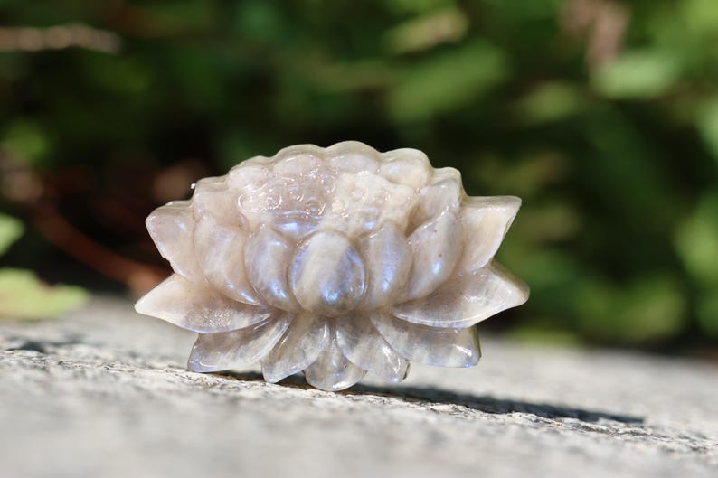 1.5" Natural moonstone Lotus , Quartz Crystal Carved,Crystal Heal Reiki, Home decoration, Crystal Gifts