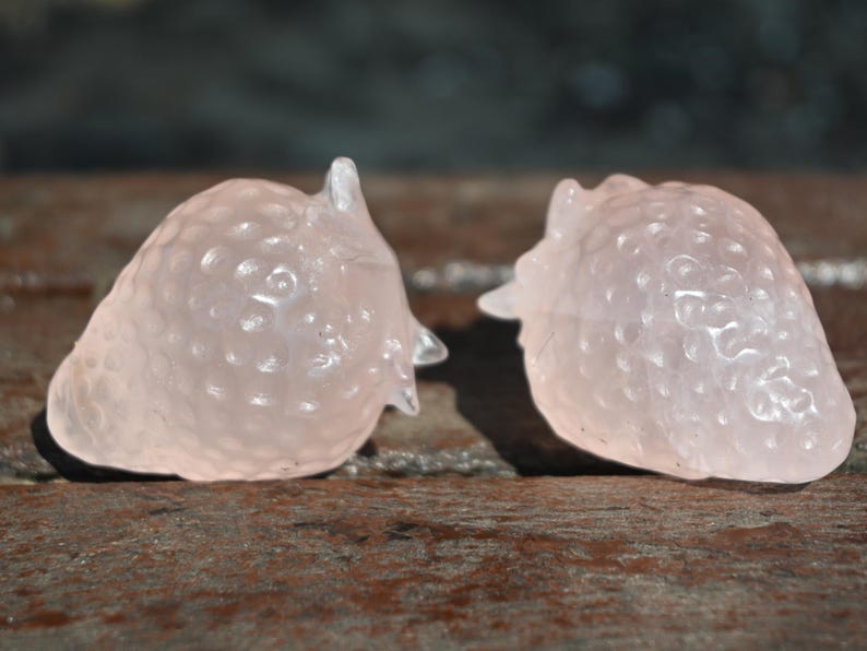 1.9'' Natural Hand carved Rose quartz strawberry，Strawberry carving，Strawberry decor，Home decor，Fun carving，Crystal gift healing 1PC