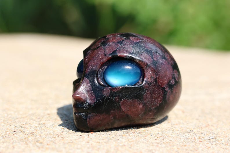 2.3" Natural garnet alien skull, Quartz Crystal Carved, Crystal Heal Reiki, Home decoration, Crystal Gifts